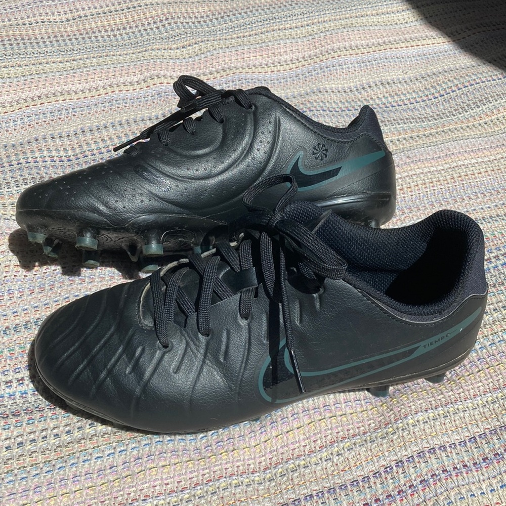 Nike soccer cleats tiempo size 4.5